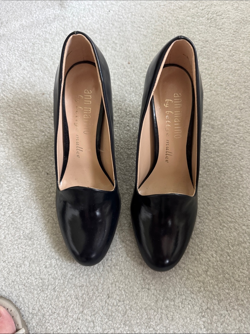Ann Marino Black Leather Rounded Toe Pump